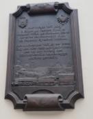 Tablica na ścianie dworca