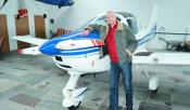 Adam Grabowski i jego ważący 450 kg samolot sierra z silnikiem o mocy 100 KM  