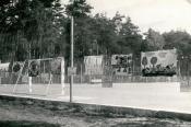 Zdjęcie dawnego ośrodka sportowego - tu: boisko do siatkówki położone za basenami. Lata 80-te.