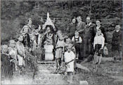 Rodziny wielkokackie przy Źródle Marii w dniu 5 maja 1946 roku