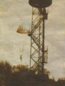 I jeszcze wieża spadochronowa z podwieszonym spadochroniarzem, zdjęcie ze szczecińskiej prasy..