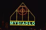 Neon Mysiadło w nocy