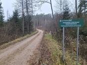 Znak rezerwatu na tle łysych pół