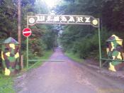 Po lewej stronie bramy