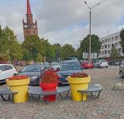 Prawa doniczka pod ławką 