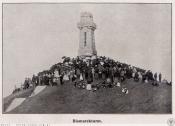 Najprawdopodobniej jest to uroczystość odsłonięcia pomnika kanclerza Bismarcka na szczycie Kopiska. Zdjęcie pochodzi z przewodnika z 1912 roku.