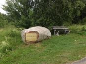 Kamień pamiątkowy przy wjeździe do przysiółka