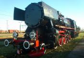 Pomnik Ty2-860 przyciągnięty przez lokomotywę PKP Cargo oczekuje na transport dźwigiem na torowisko w parku kolejowym
