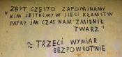 Pouczające inskrypcja na filarze...