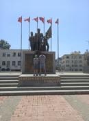 Pomnik na placu obok żółtego mostu