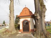 Piękna przydrożna kaplica  i dwa starę dęby w Gołkowicach 