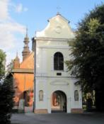 Dzwonnica z widokiem na kościół