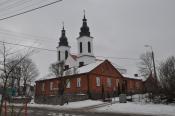 Kościół a na pierwszym planie dawna siedziba Gestapo