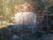 wmurowana tablica z datą