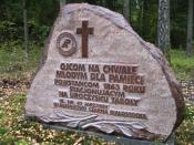 pamiątkowy obelisk, obok historia powstańców