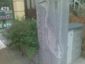 NA LEWO OD TABLICY w rogu domu