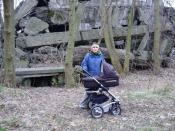 Maja z Mamą przed wieżą.