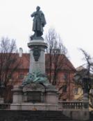 wieszcz na cokole