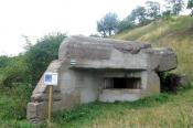 Uszkodzony schron z tabliczką informacyjną (fot. 2008)