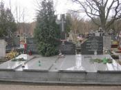 Grób 8 żołnierzy AK na cmentarzu w Nieporęcie