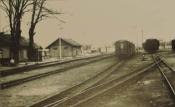 2. Budynek dworca z lewej i torowisko - lata 70