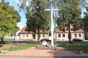 Krzyż Katyński w Rogoźnie, znajduje się on w samym centrum placu