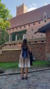 widok na wieżę z dziedzińca