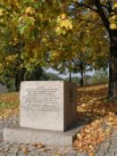 Granitowy obelisk upamiętnia spalenie przez Niemców synagogi wraz z modlącmi się 