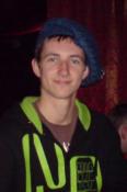 Przyklapnięty beret na jedną stronę co by łatwiej było ucho do odbiornika przyłożyć:D