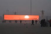miasto jest tak zanieczyszczone, że słońce można oglądać tylko na telebimach..Pekin