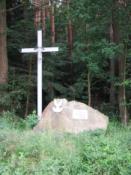 krzyż i pamiątkowa tablica