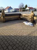  rzeźby przed wejściem