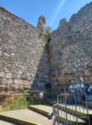 pierwszy schodek od tego głazu, na którym siedzą ludziska.