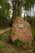 głaz z tabliczką