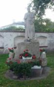 Pomnik przed kościołem
