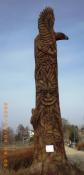 Monument przy rybnym akwenie