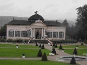 pałacyk w parku klasztornym