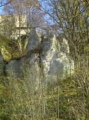 Szukajcie za tą skałką