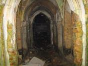 Wnętrze krypty, tuz po prawej pod cegłami jest to czego szukasz