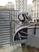 Miejsce z opisu, za płotem sterta piasta.