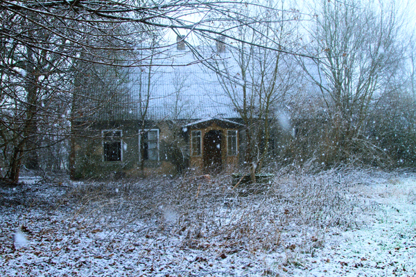 Chata w zimowej odsłonie.