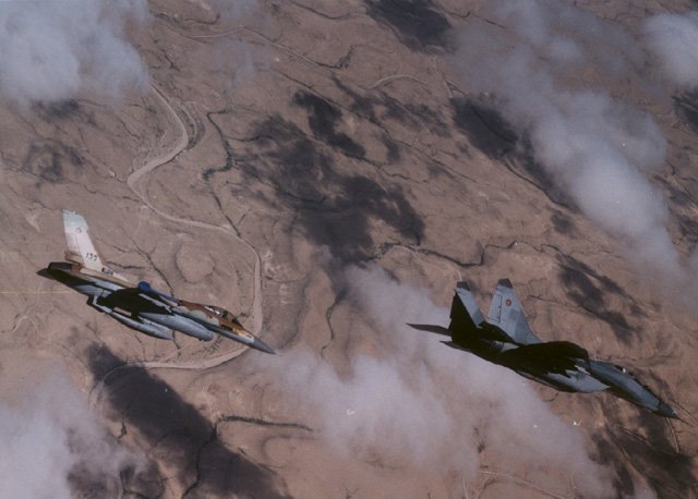 Izraelski F-16I i wypożyczony MIG-29 nad pustynią Negew